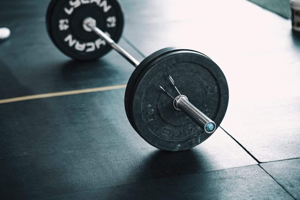 contacto. a-close-up-of-a-barbell-on-a-gym-floor-gp9rangjbro