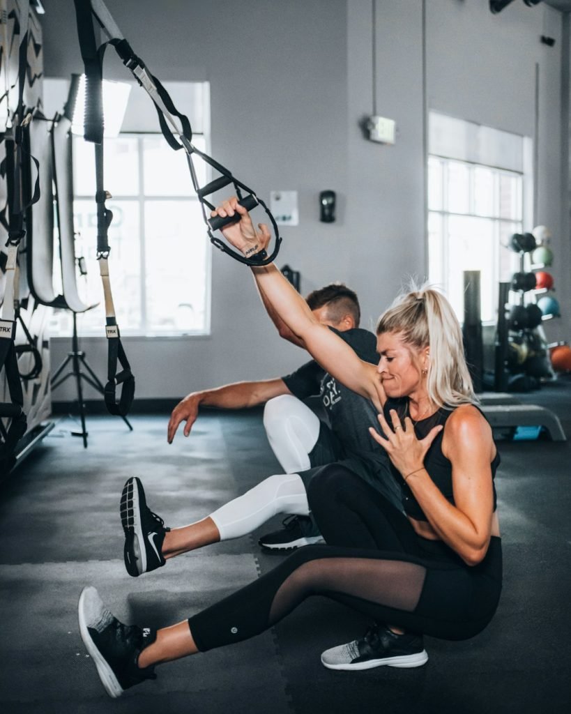 Servicios. woman-in-black-tank-top-and-white-pants-sitting-on-floor-2j6izaibifq